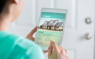 How Should Sellers Price Their Homes to Attract Buyers While Maximizing Value in Nebraska?